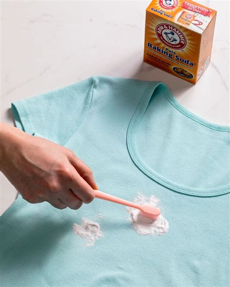 How long to leave baking soda on stained clothes?